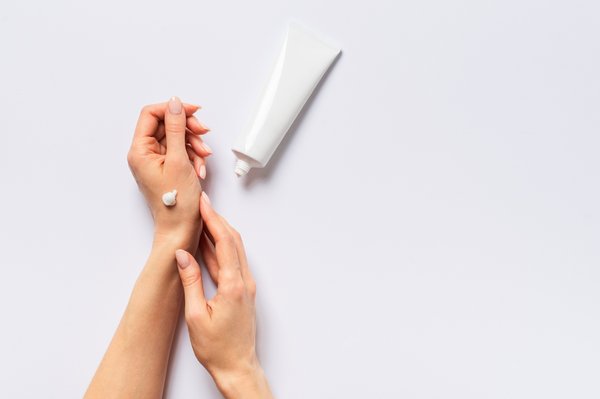 Soin des lèvres et des mains : les gestes essentiels pour une hydratation durable